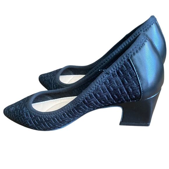 Adrienne Vittadini Navy Kitten Heels size 6 - Picture 3 of 7
